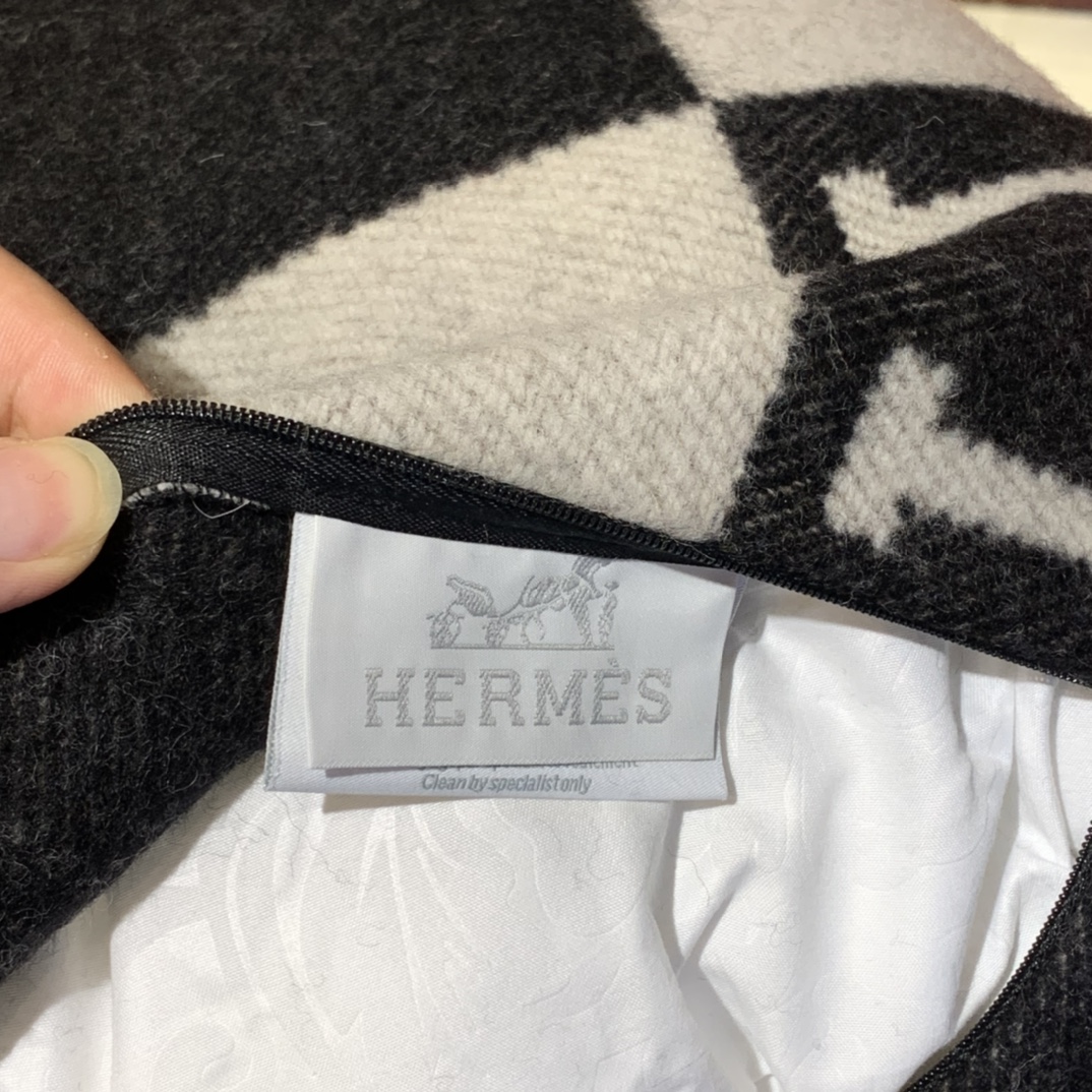 Hermes 爱玛仕 高订版靠枕 黑色 1:1复刻 50*50cm 90%羊毛 10%羊绒 靠枕只配防尘袋 包装同步专柜哈 -铂金女王 Hermes 爱玛仕 高订版靠枕 黑色 1:1复刻 50*50cm 90%羊毛 10%羊绒 靠枕只配防尘袋 包装同步专柜哈
