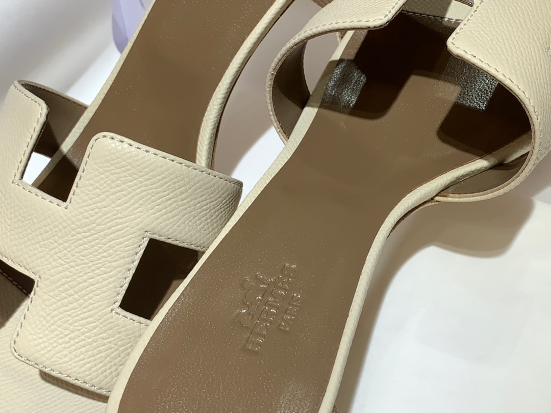 爱马.仕  经典款拖鞋 高端订制  独家品质   材质：掌纹皮 颜色：奶昔白 尺寸：平跟35～41 中跟35～41(跟高4cm) 偏小一码  码数不调换