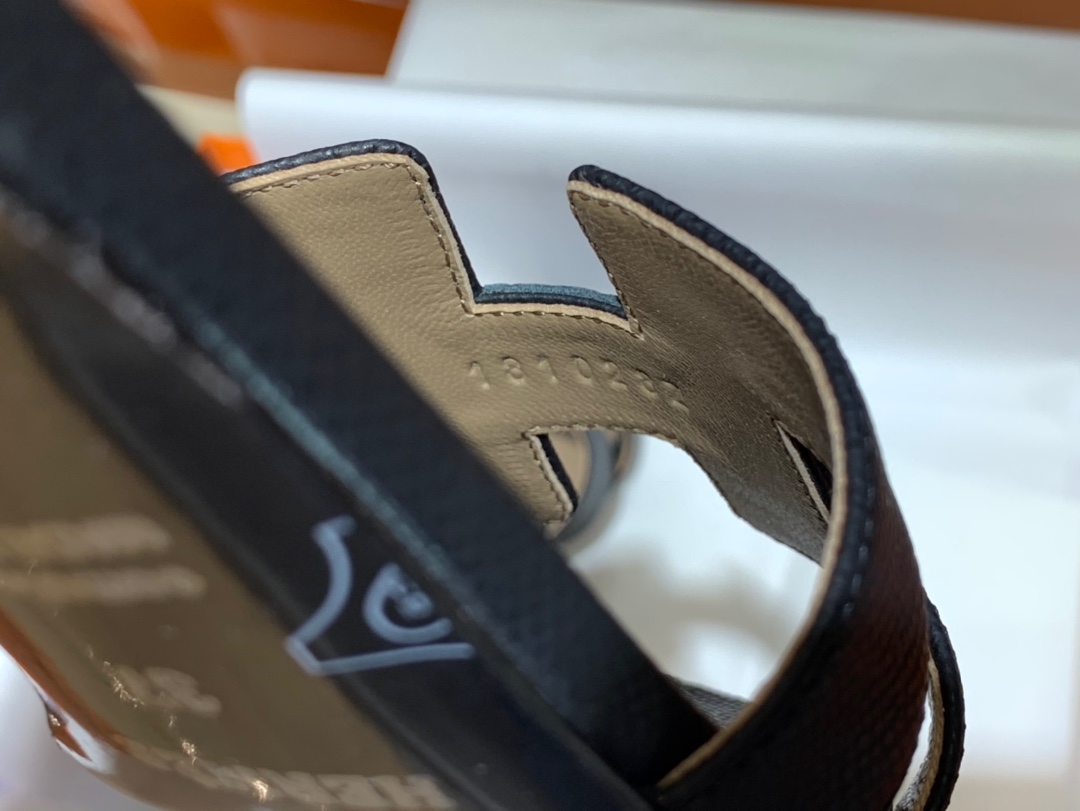 爱马.仕  经典款拖鞋 高端订制  独家品质   材质：掌纹皮 颜色：黑色 尺寸：平跟35～41 中跟35～41(跟高4cm) 偏小一码  码数不调换