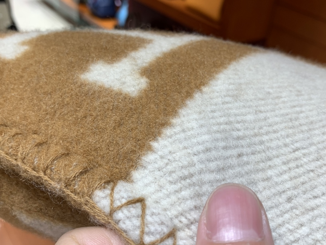 Hermes 爱玛仕 高订版靠枕 驼色 1:1复刻 50*50cm 90%羊毛 10%羊绒 靠枕只配防尘袋 包装同步专柜哈 -铂金女王 Hermes 爱玛仕 高订版靠枕 驼色 1:1复刻 50*50cm 90%羊毛 10%羊绒 靠枕只配防尘袋 包装同步专柜哈