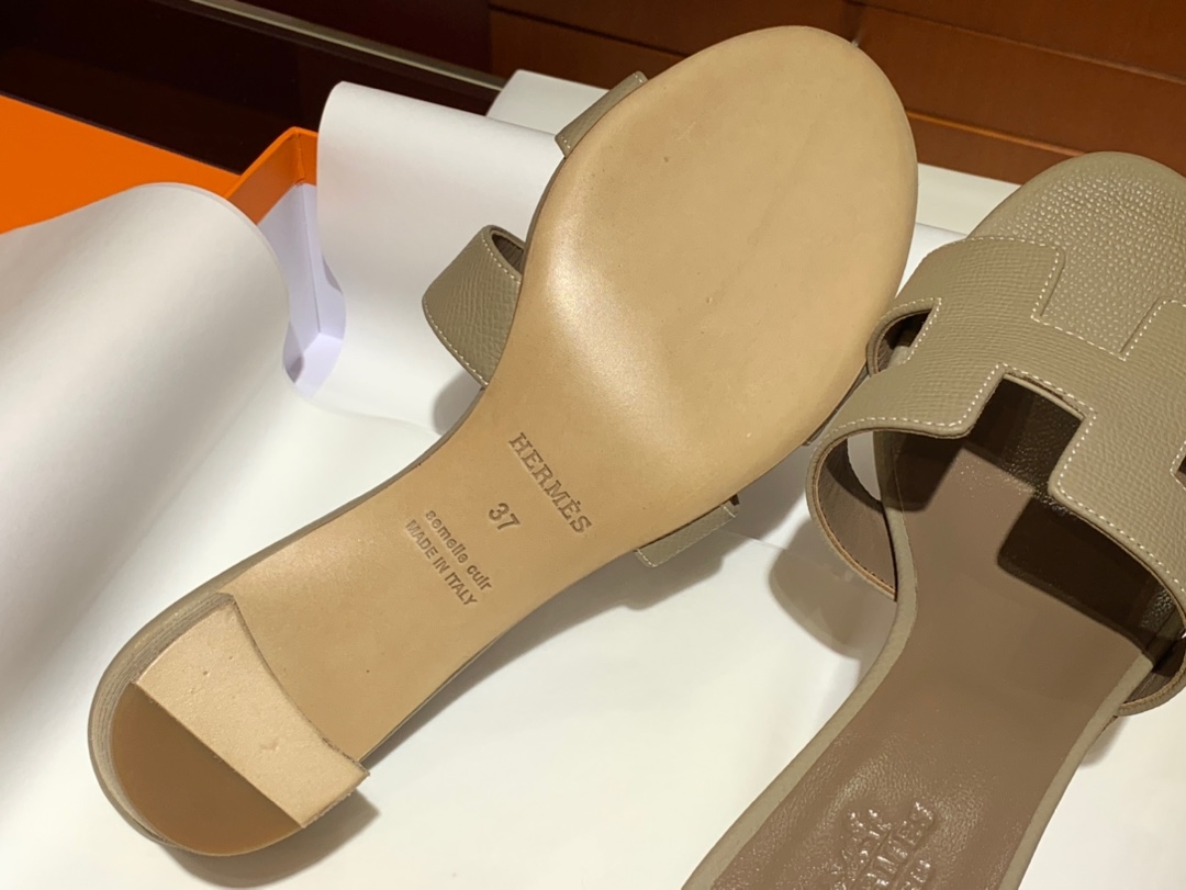 爱马.仕 经典款拖鞋 高端订制 独家品质 材质:掌纹皮 颜色:风衣灰 尺寸:平跟35~41 中跟35~41(跟高4cm) 偏小一码 码数不调换-铂金女王 爱马.仕 经典款拖鞋 高端订制 独家品质 材质:掌纹皮 颜色:风衣灰 尺寸:平跟35~41 中跟35~41(跟高4cm) 偏小一码 码数不调换