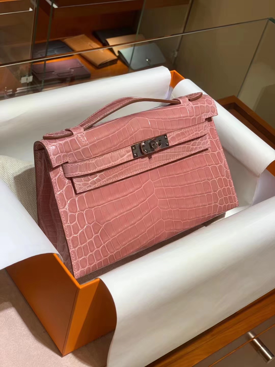 HERMES Kelly Pochette 一代鳄鱼 金扣 银扣 可接受定制 奶昔粉-铂金女王 HERMES Kelly Pochette 一代鳄鱼 金扣 银扣 可接受定制 奶昔粉