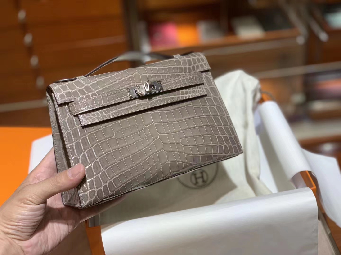 HERMES Kelly Pochette 一代鳄鱼 金扣 银扣 可接受定制 浅灰-铂金女王 HERMES Kelly Pochette 一代鳄鱼 金扣 银扣 可接受定制 浅灰