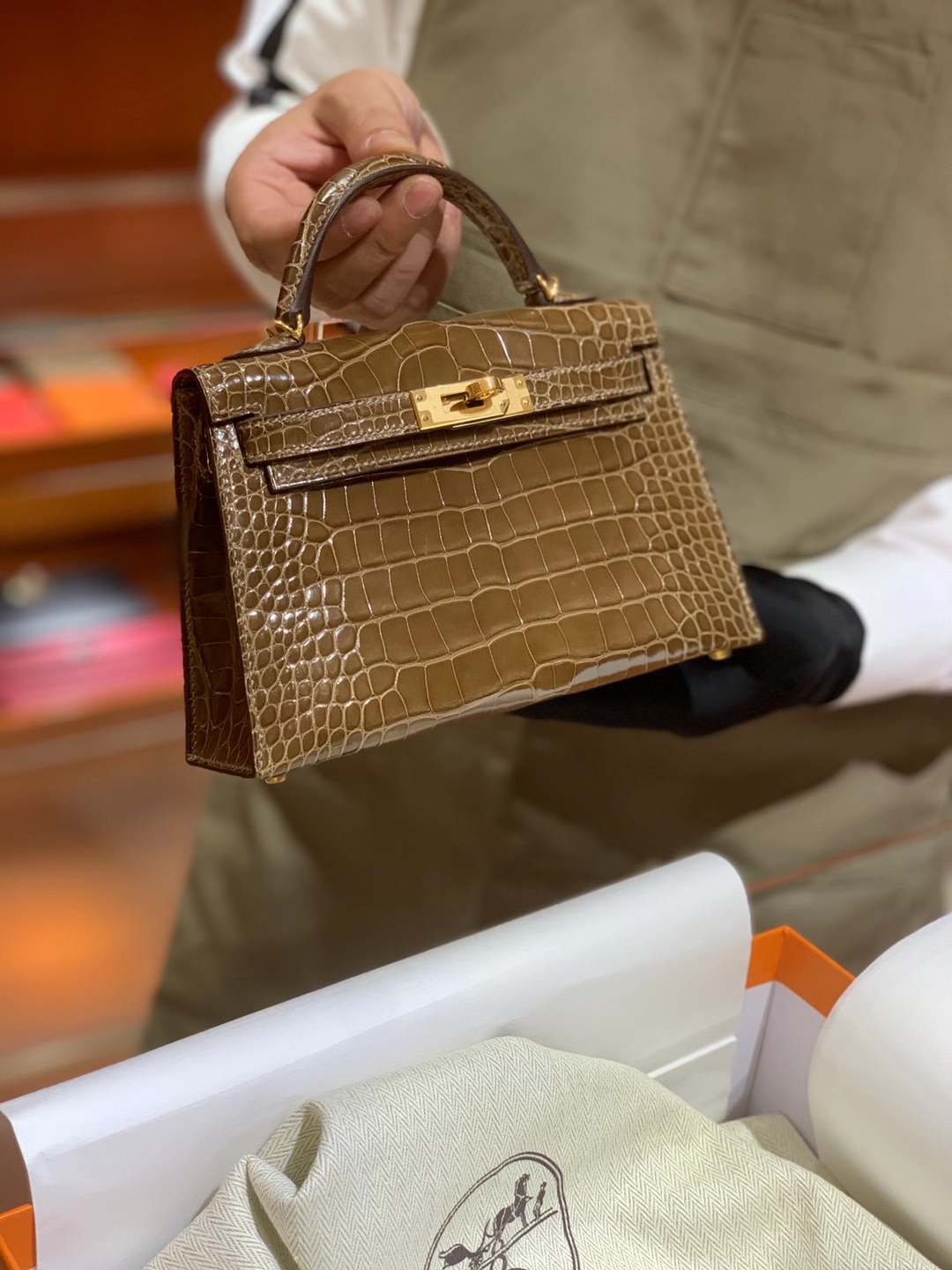 HERMES Kelly 二代鳄鱼 烟草色 金扣银扣 可定制 纯手工-铂金女王 HERMES Kelly 二代鳄鱼 烟草色 金扣银扣 可定制 纯手工