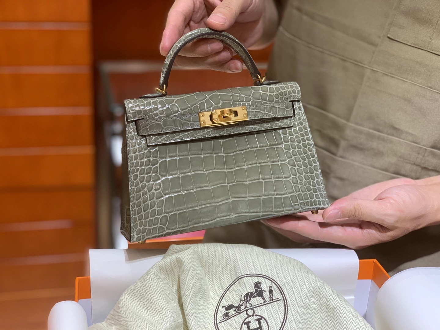 HERMES Kelly 二代鳄鱼 斑鸠灰 金扣银扣 可定制 纯手工-铂金女王 HERMES Kelly 二代鳄鱼 斑鸠灰 金扣银扣 可定制 纯手工