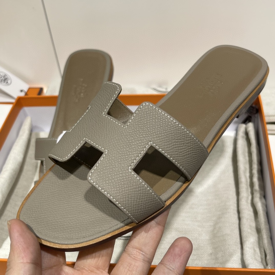 爱马仕 经典款拖鞋 掌纹牛皮 纯手工订制 老师傅工艺 慢工出细活 沥青灰 35-41码 偏小一码  质感你细品 完美