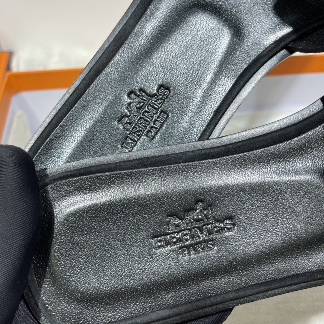 HERMES 水钻款拖鞋 手工定制 专柜8000 黑色银钻 1:1品质 35-41(偏小一码) 12天出货-铂金女王 HERMES 水钻款拖鞋 手工定制 专柜8000 黑色银钻 1:1品质 35-41(偏小一码) 12天出货