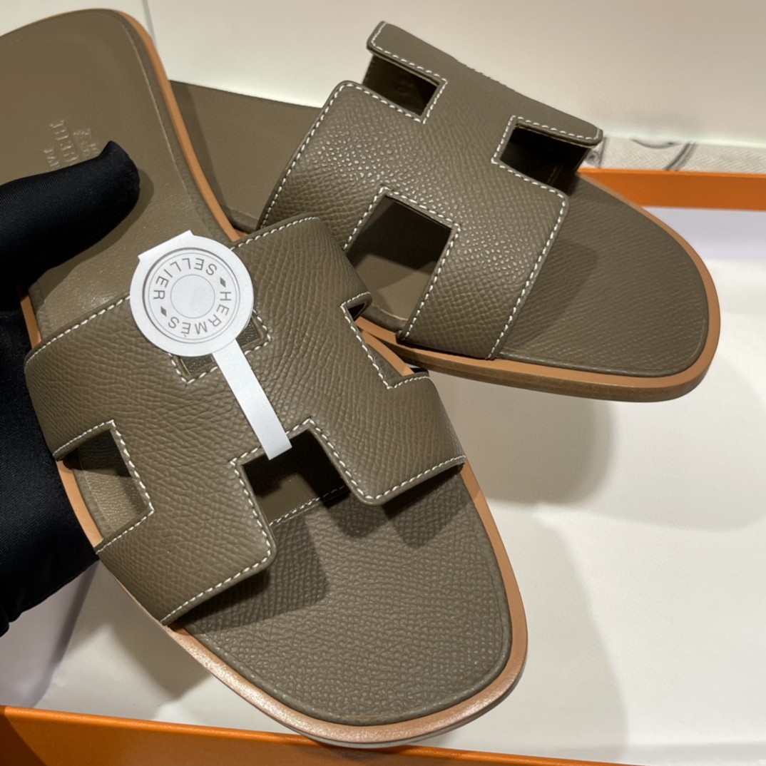 HERMES 爱马仕 经典款拖鞋 掌纹牛皮 纯手工订制 老师傅工艺 慢工出细活 10天出货 大象灰 35-41码 偏小一码  质感你细品 完美
