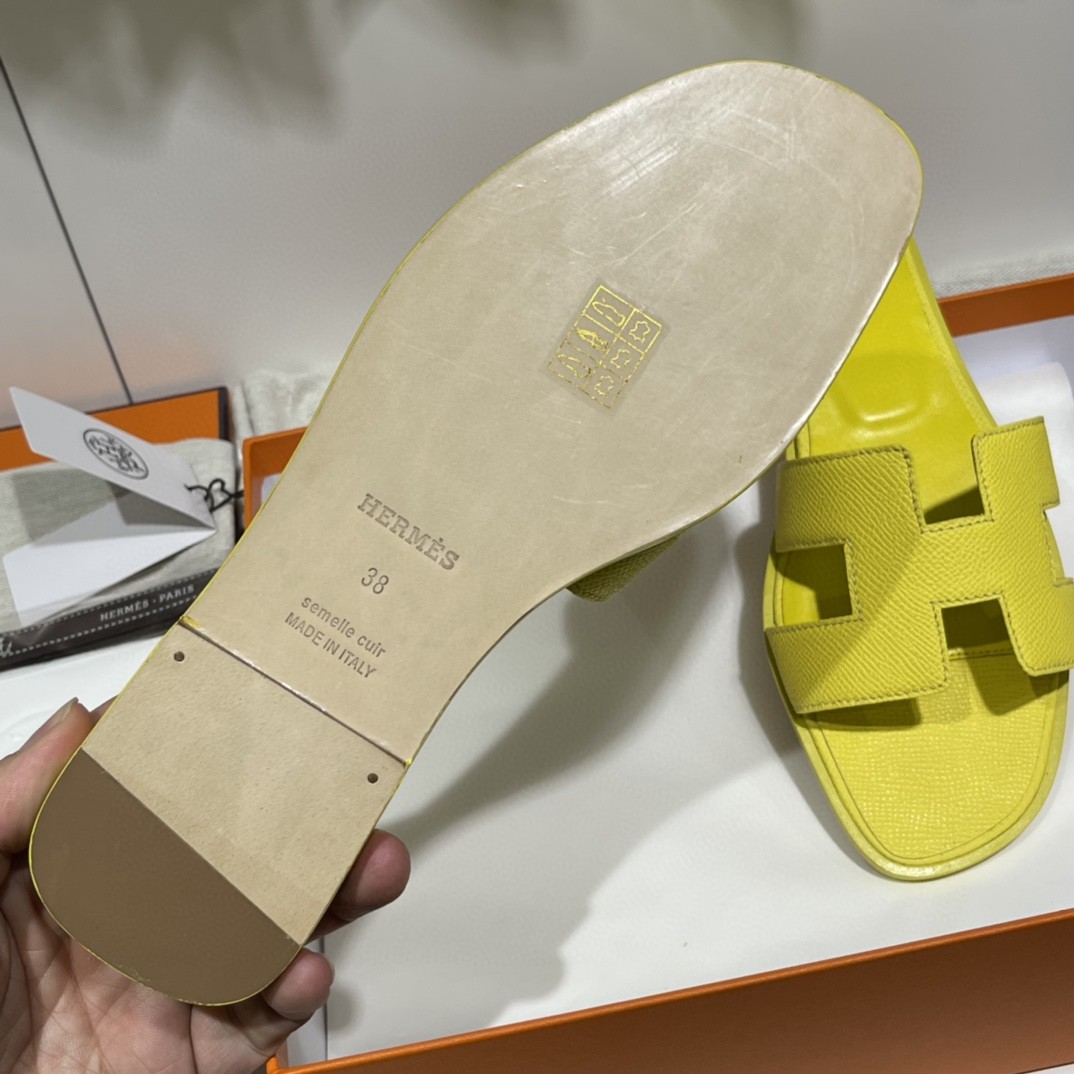 HERMES 经典款拖鞋 掌纹牛皮 纯手工订制 老师傅工艺 慢工出细活 10天出货 柠檬黄 35-41码 偏小一码  质感你细品 完美