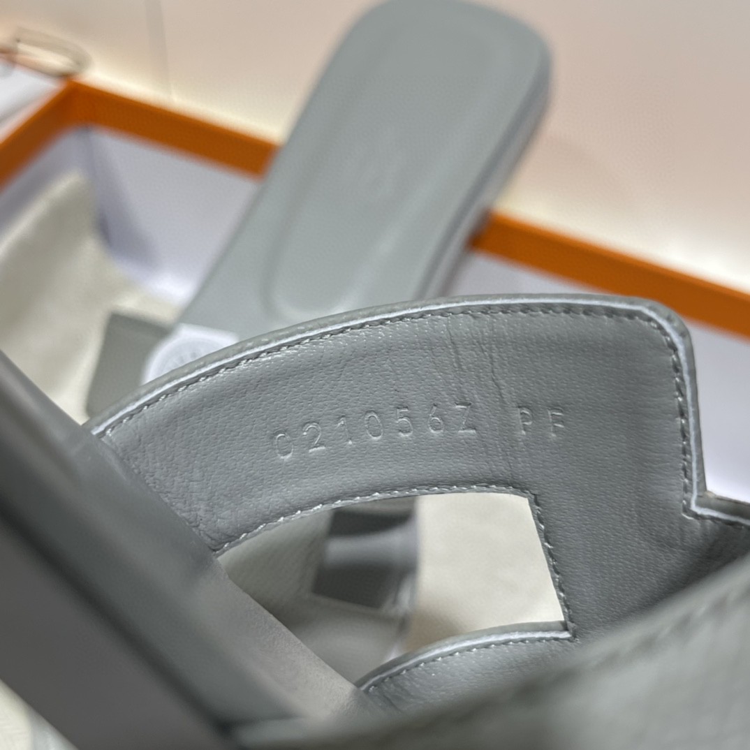 HERMES 专柜同步新颜色拖鞋  手工定制 冰川蓝 1:1品质 35-41(偏小一码)
