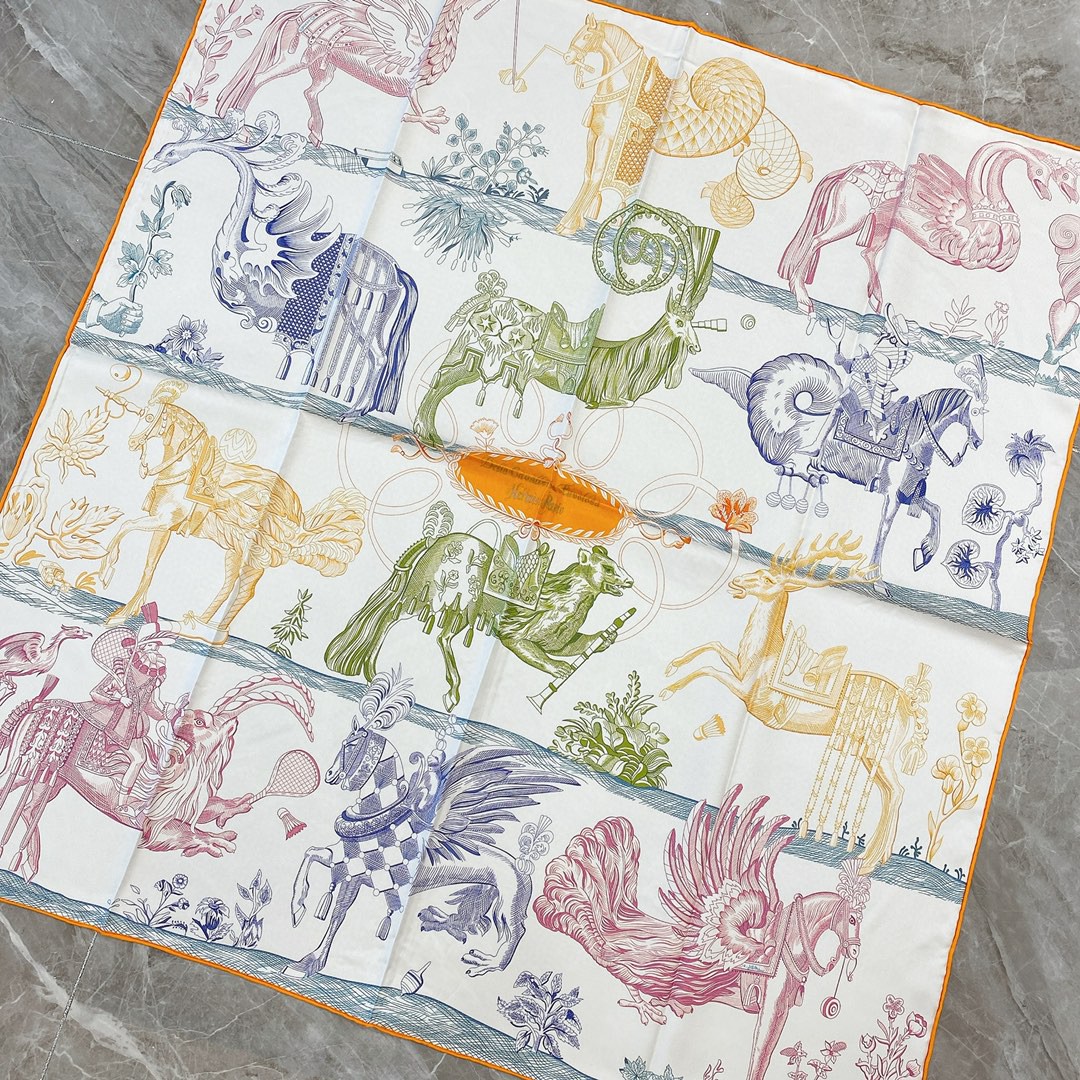 HERMES 《 神奇骏马》双面方巾 橙色 Size：90x90cm 100%真丝 满满的爱马仕的夏天风，整体的高级感十足