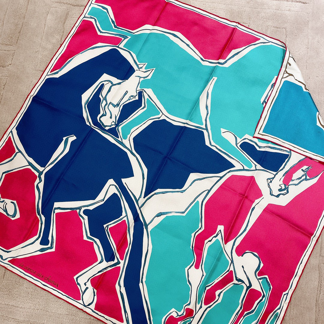 HERMES 《 骏马之舞》双面方巾 红色 Size：90x90cm 100%真丝