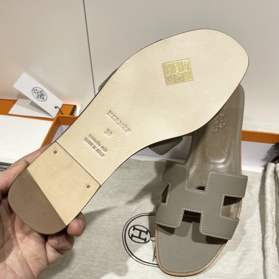 爱马仕 经典款拖鞋 掌纹牛皮 纯手工订制 老师傅工艺 慢工出细活 沥青灰 35-41码 偏小一码  质感你细品 完美