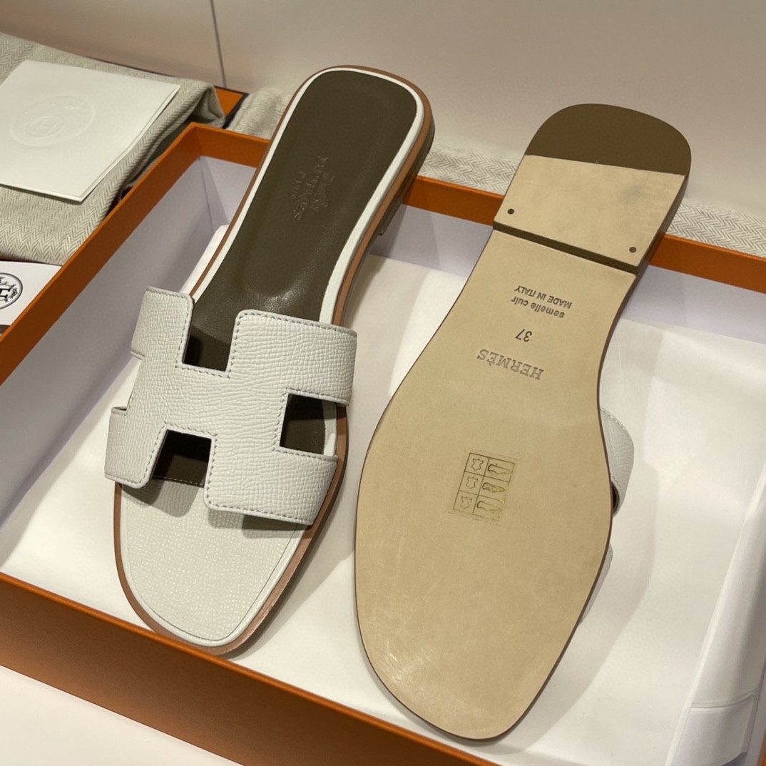 HERMES 爱马仕 经典款拖鞋 掌纹牛皮 纯手工订制 老师傅工艺 慢工出细活 10天出货 白色 35-41码 偏小一码  质感你细品 完美