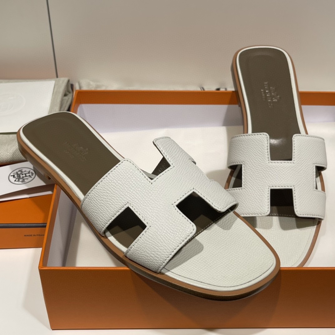 HERMES 爱马仕 经典款拖鞋 掌纹牛皮 纯手工订制 老师傅工艺 慢工出细活 10天出货 白色 35-41码 偏小一码  质感你细品 完美