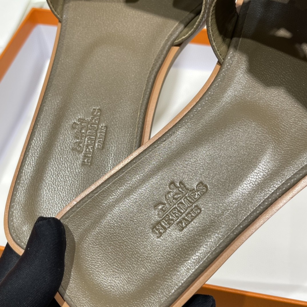 HERMES 爱马仕 经典款拖鞋 掌纹牛皮 纯手工订制 老师傅工艺 慢工出细活 10天出货 大象灰 35-41码 偏小一码  质感你细品 完美