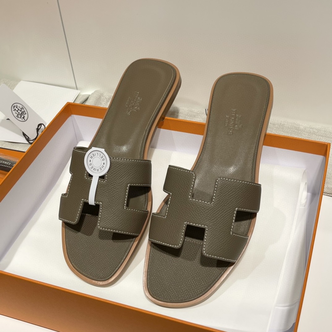 HERMES 爱马仕 经典款拖鞋 掌纹牛皮 纯手工订制 老师傅工艺 慢工出细活 10天出货 大象灰 35-41码 偏小一码  质感你细品 完美
