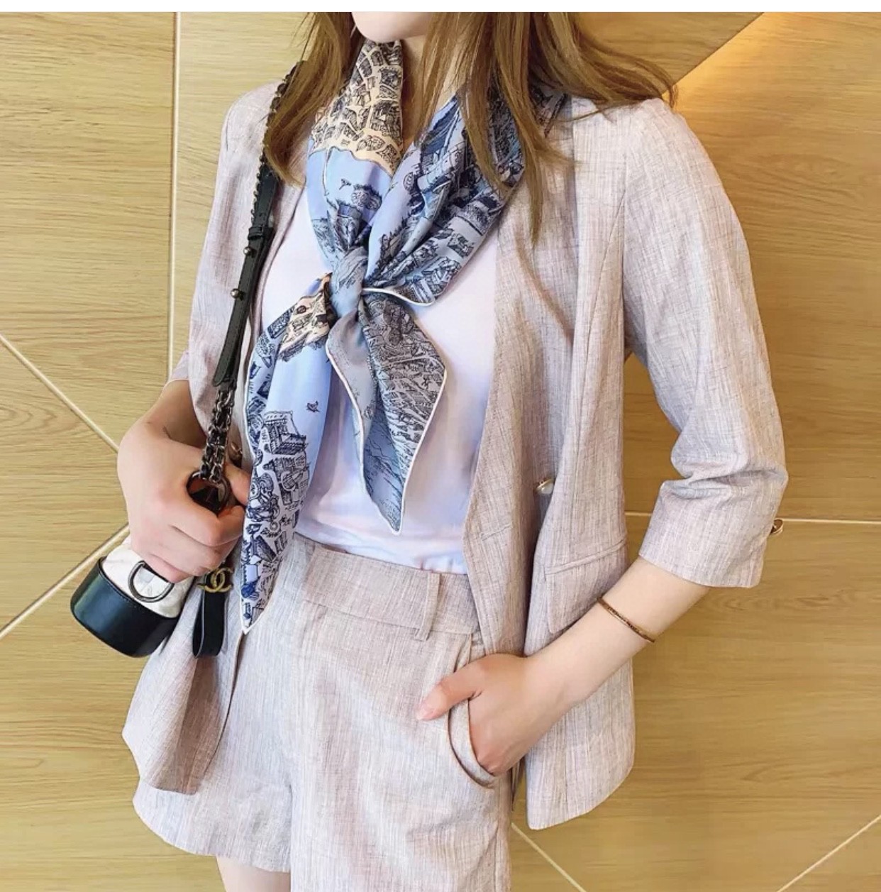 Hermes 《骏马之城》灰白色 100%真丝 90*90cm 一座城一匹马 显格调-铂金女王 Hermes 《骏马之城》灰白色 100%真丝 90*90cm 一座城一匹马 显格调