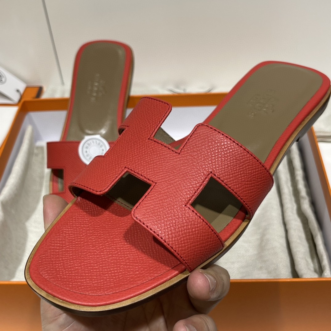 爱马仕 经典款拖鞋 掌纹牛皮 纯手工订制 老师傅工艺 慢工出细活 10天出货  中国红 35-41码 偏小一码  质感你细品 完美