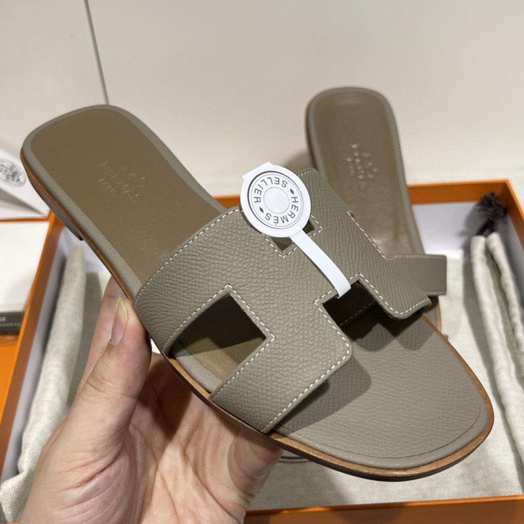 爱马仕 经典款拖鞋 掌纹牛皮 纯手工订制 老师傅工艺 慢工出细活 沥青灰 35-41码 偏小一码  质感你细品 完美