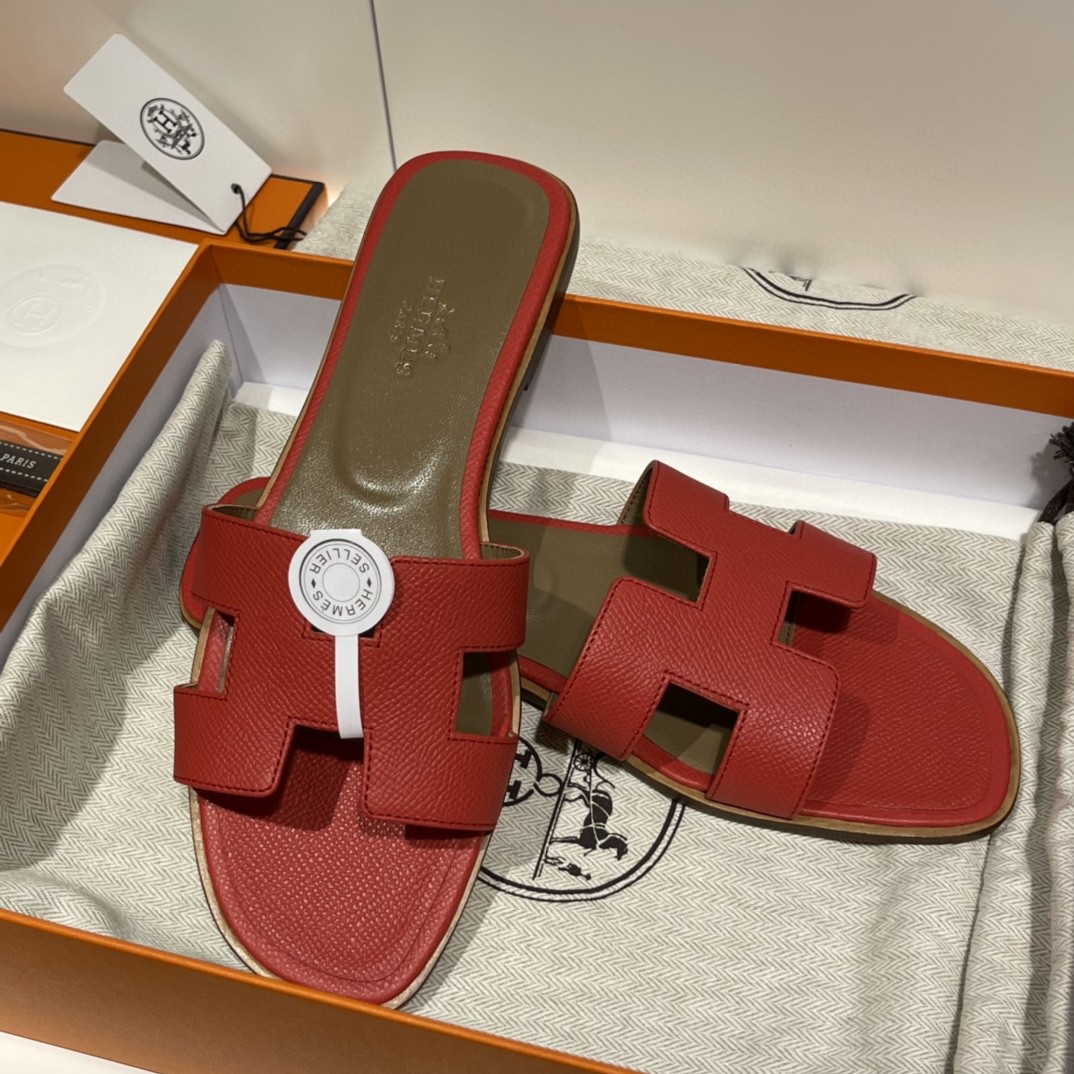 爱马仕 经典款拖鞋 掌纹牛皮 纯手工订制 老师傅工艺 慢工出细活 10天出货  中国红 35-41码 偏小一码  质感你细品 完美