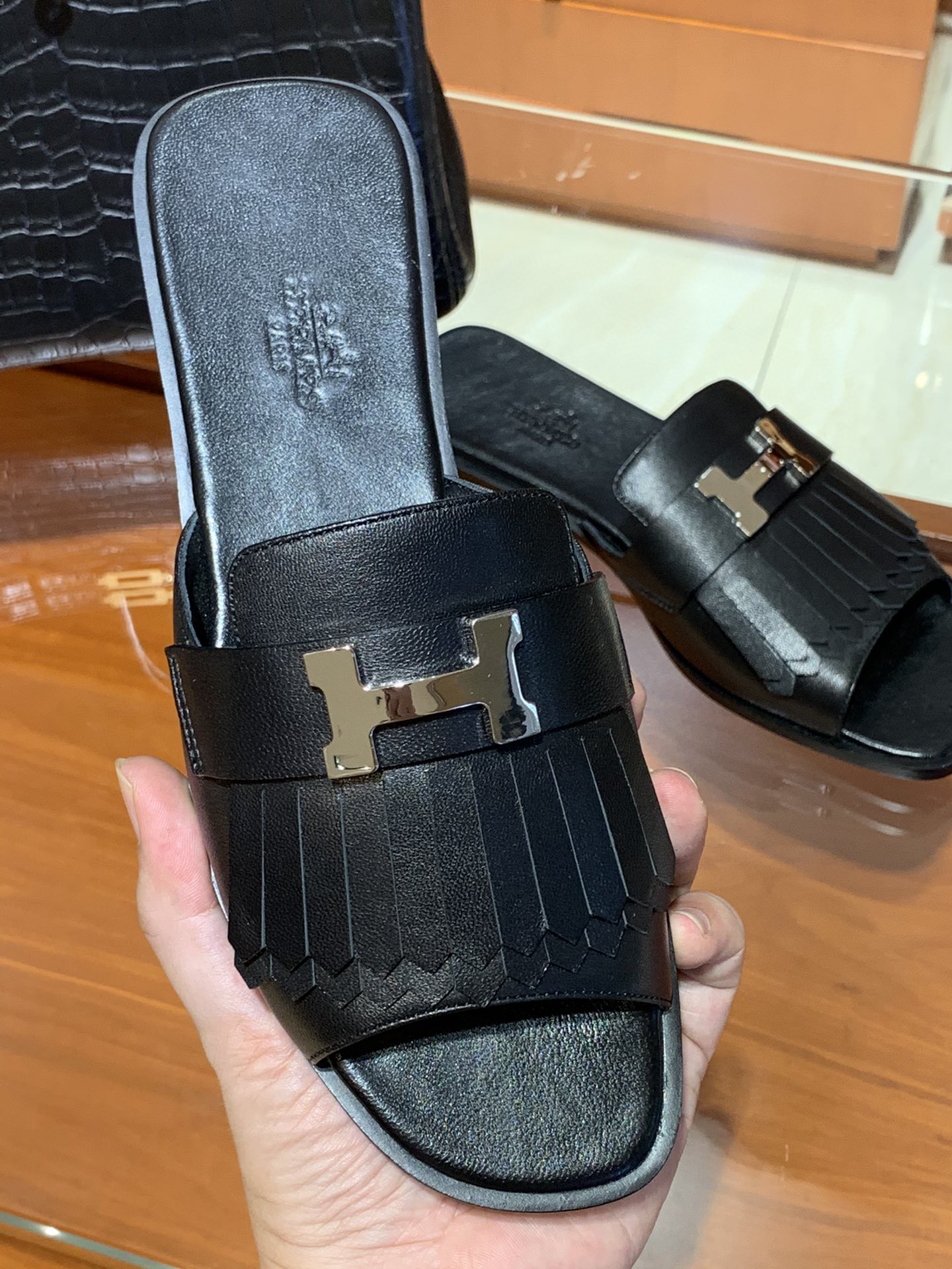 HERMES 新款鱼嘴平跟拖鞋 黑色 小羊皮材质 手工定制 货期12天