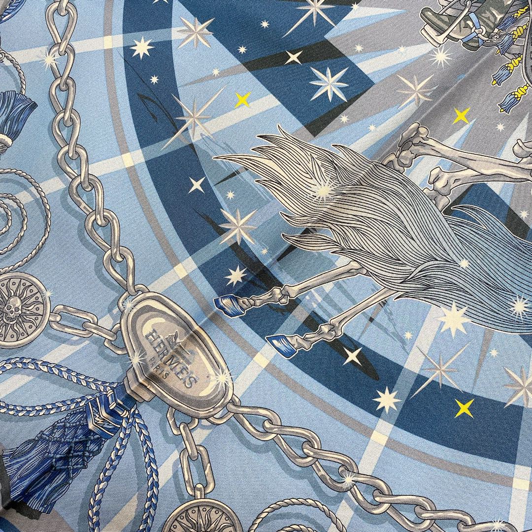 HERMES《 万圣节狂欢双面方巾 》蓝橙色 Size：90x90cm 100%真丝  暗黑图案