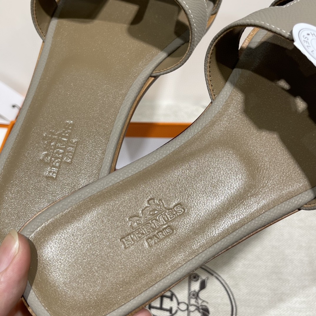 爱马仕 经典款拖鞋 掌纹牛皮 纯手工订制 老师傅工艺 慢工出细活 沥青灰 35-41码 偏小一码  质感你细品 完美