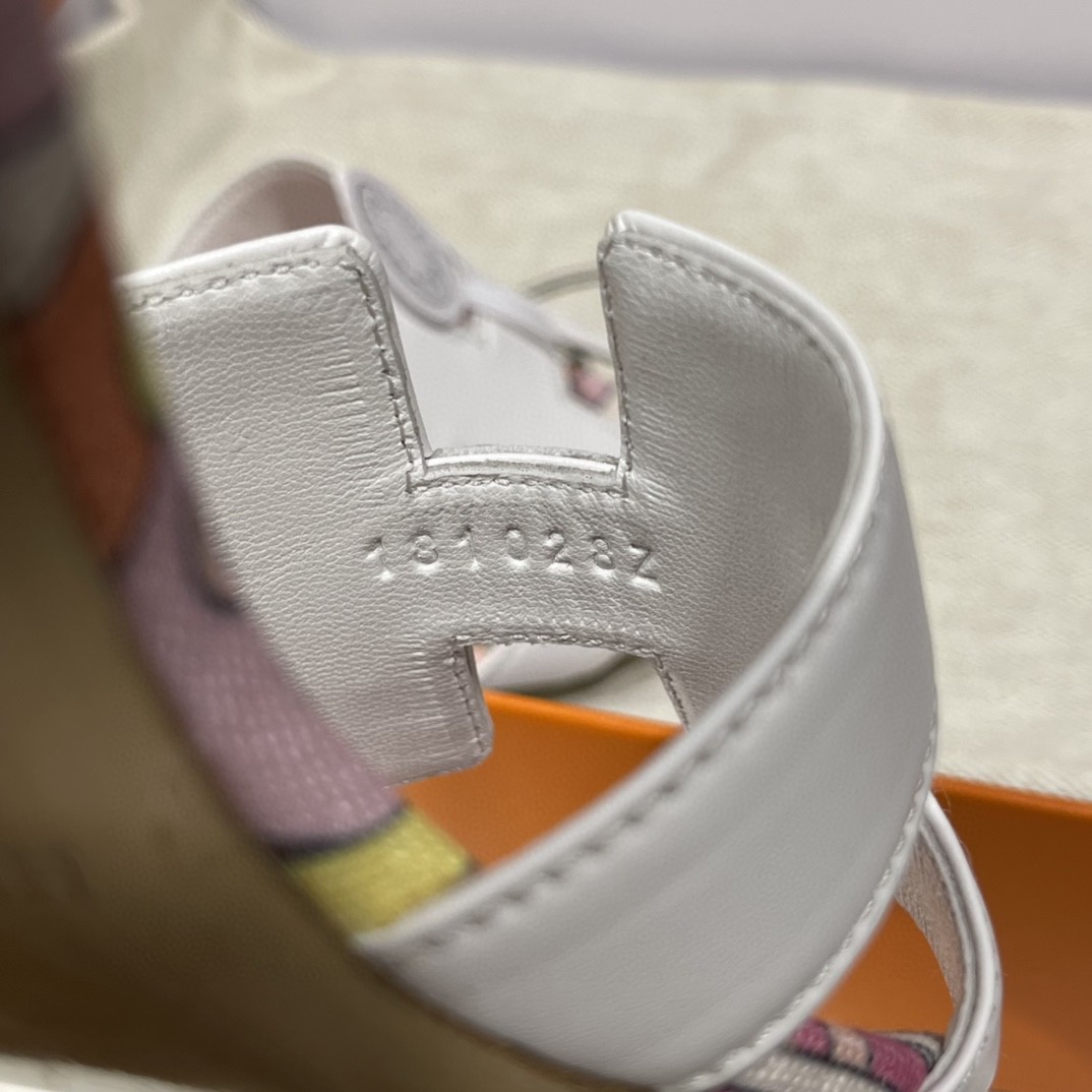 爱马仕 HERMES 白色拼布底 夏天的颜色～ 接受预定 35-41码 偏小一码 老师傅工艺 纯手工制作～