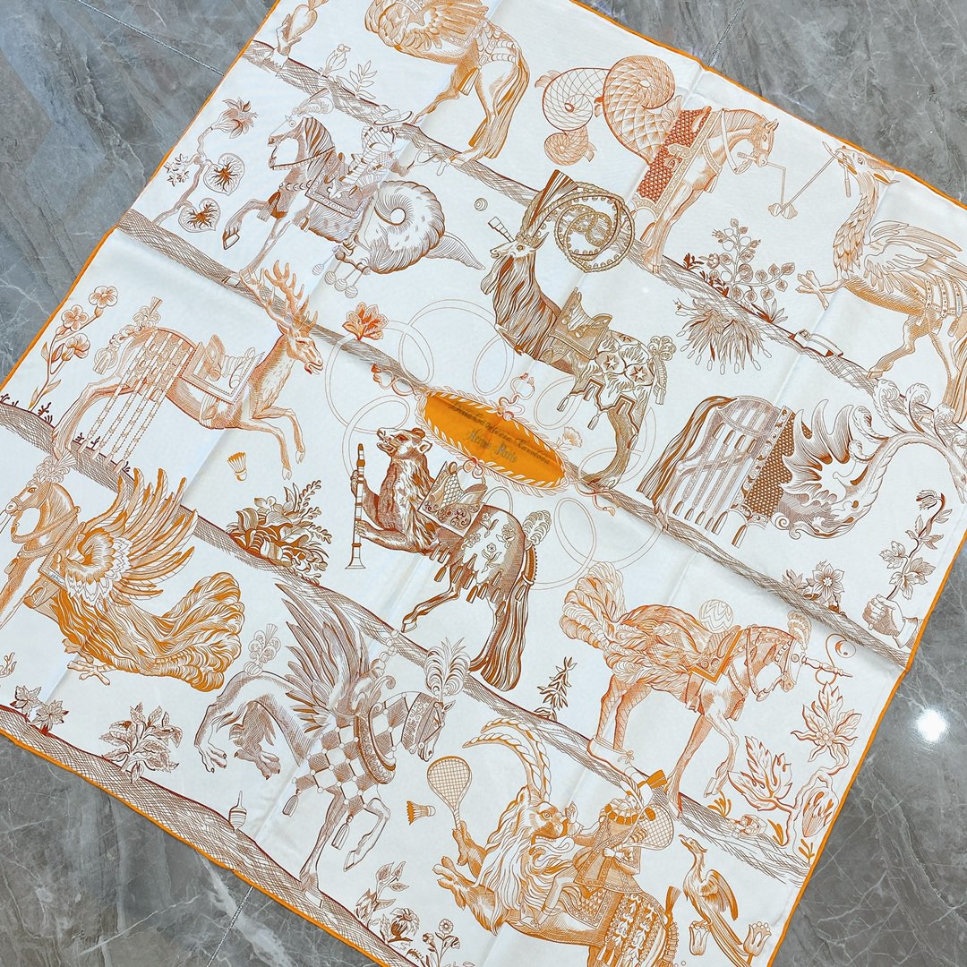 HERMES 《 神奇骏马》双面方巾 橙色 Size：90x90cm 100%真丝 满满的爱马仕的夏天风，整体的高级感十足