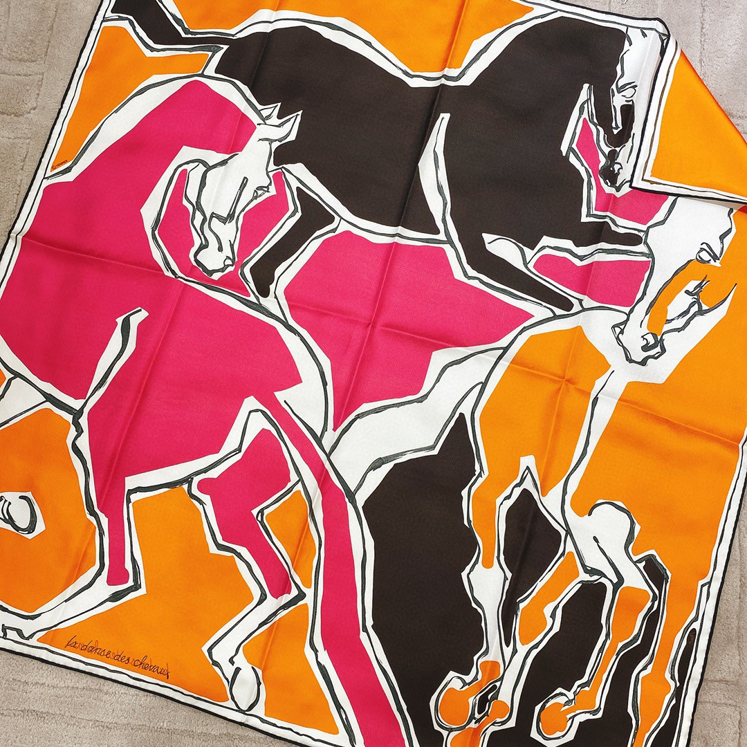 HERMES 《 骏马之舞》双面方巾 黄色 Size：90x90cm 100%真丝