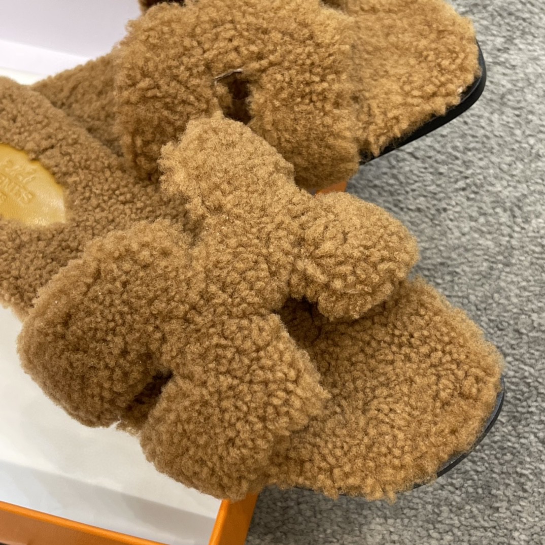 爱马仕 新款拖鞋 好萌的一款~ 棕色 羊羔毛 上脚炒鸡炒鸡舒服~毛茸茸软绵绵的一款 Size:35-41 偏小一码