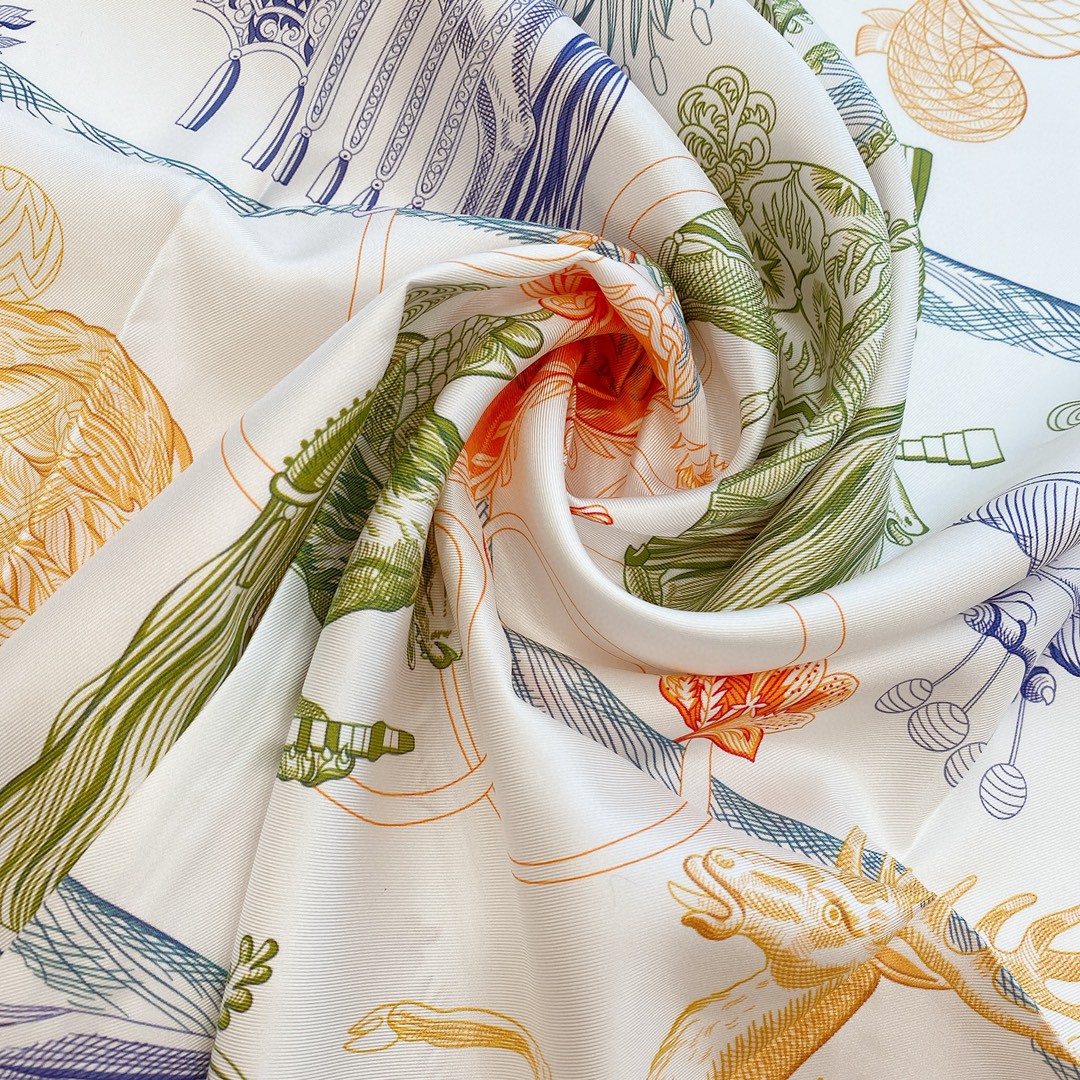 HERMES 《 神奇骏马》双面方巾 橙色 Size：90x90cm 100%真丝 满满的爱马仕的夏天风，整体的高级感十足