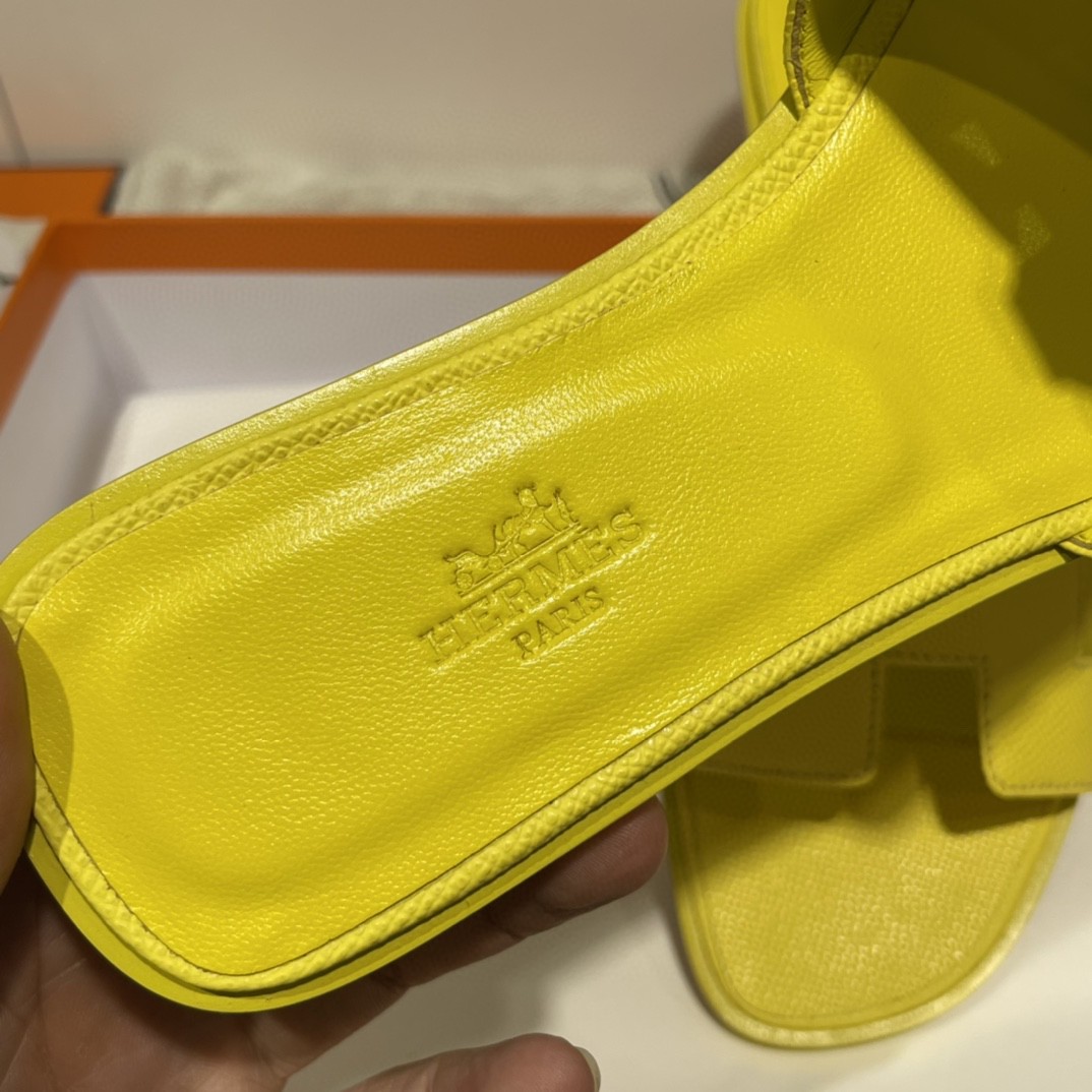 HERMES 经典款拖鞋 掌纹牛皮 纯手工订制 老师傅工艺 慢工出细活 10天出货 柠檬黄 35-41码 偏小一码  质感你细品 完美