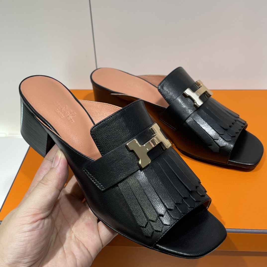 爱马仕 新款鱼嘴粗跟凉鞋 黑色 小羊皮材质 上脚很舒服 跟高5cm 图片实拍为金扣(特定) 可定制银扣