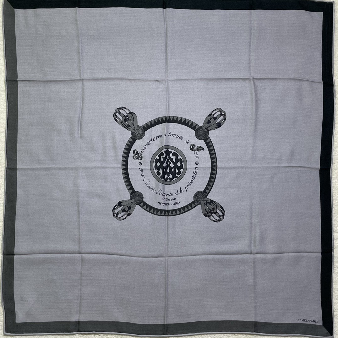爱马仕 新出的 90x90cm 丝羊绒 《徽章》方巾 灰色 比经典尺寸140cm更好用  ！