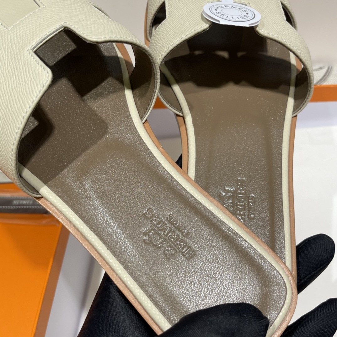 爱马仕 经典款拖鞋 掌纹牛皮 纯手工订制 老师傅工艺 慢工出细活 10天出货 奶昔白 35-41码 偏小一码  质感你细品 完美