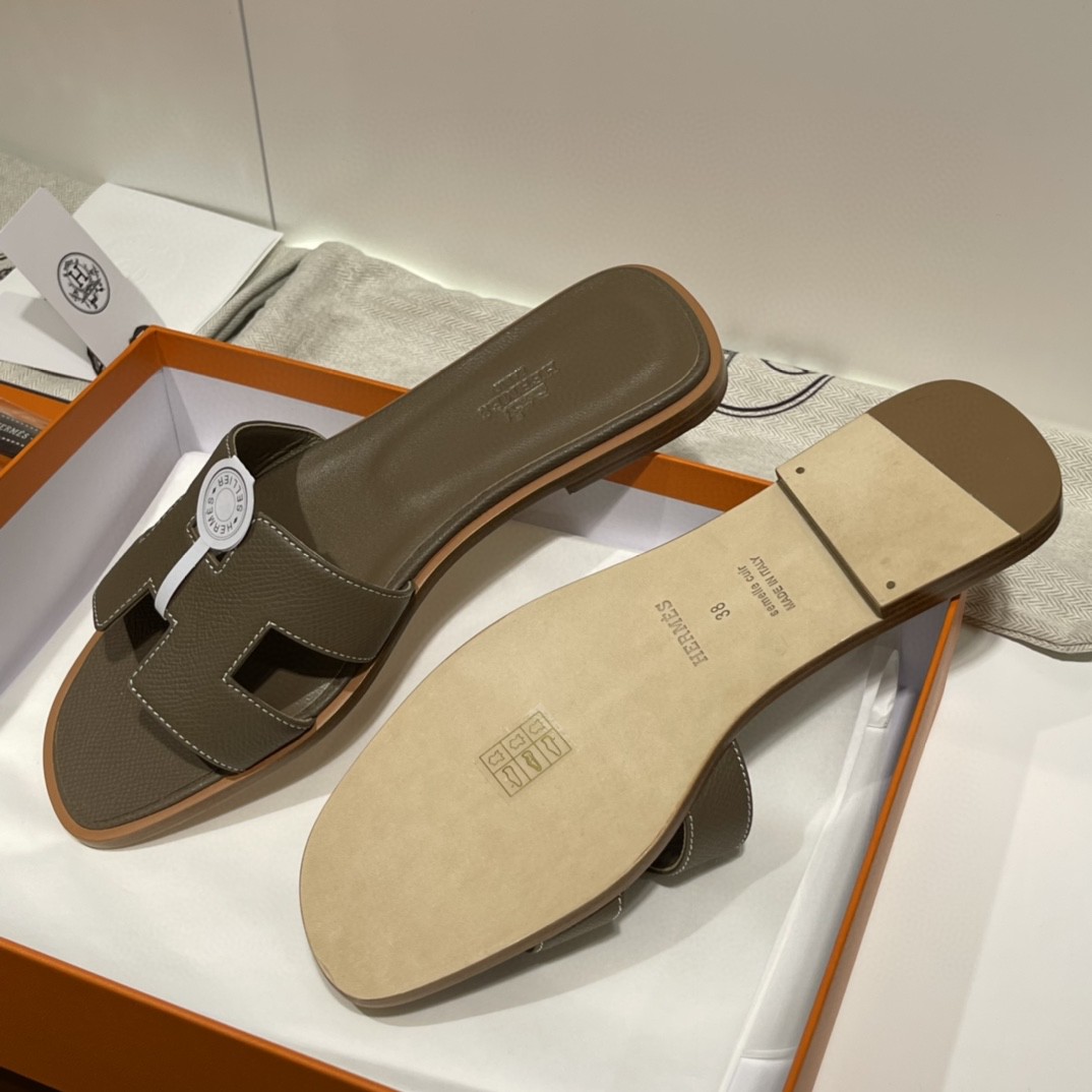 HERMES 爱马仕 经典款拖鞋 掌纹牛皮 纯手工订制 老师傅工艺 慢工出细活 10天出货 大象灰 35-41码 偏小一码  质感你细品 完美