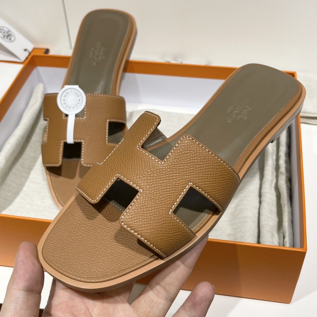 HERMES 经典款拖鞋 掌纹牛皮 纯手工订制 老师傅工艺 慢工出细活 10天出货  土黄 35-41码 偏小一码  质感你细品 完美