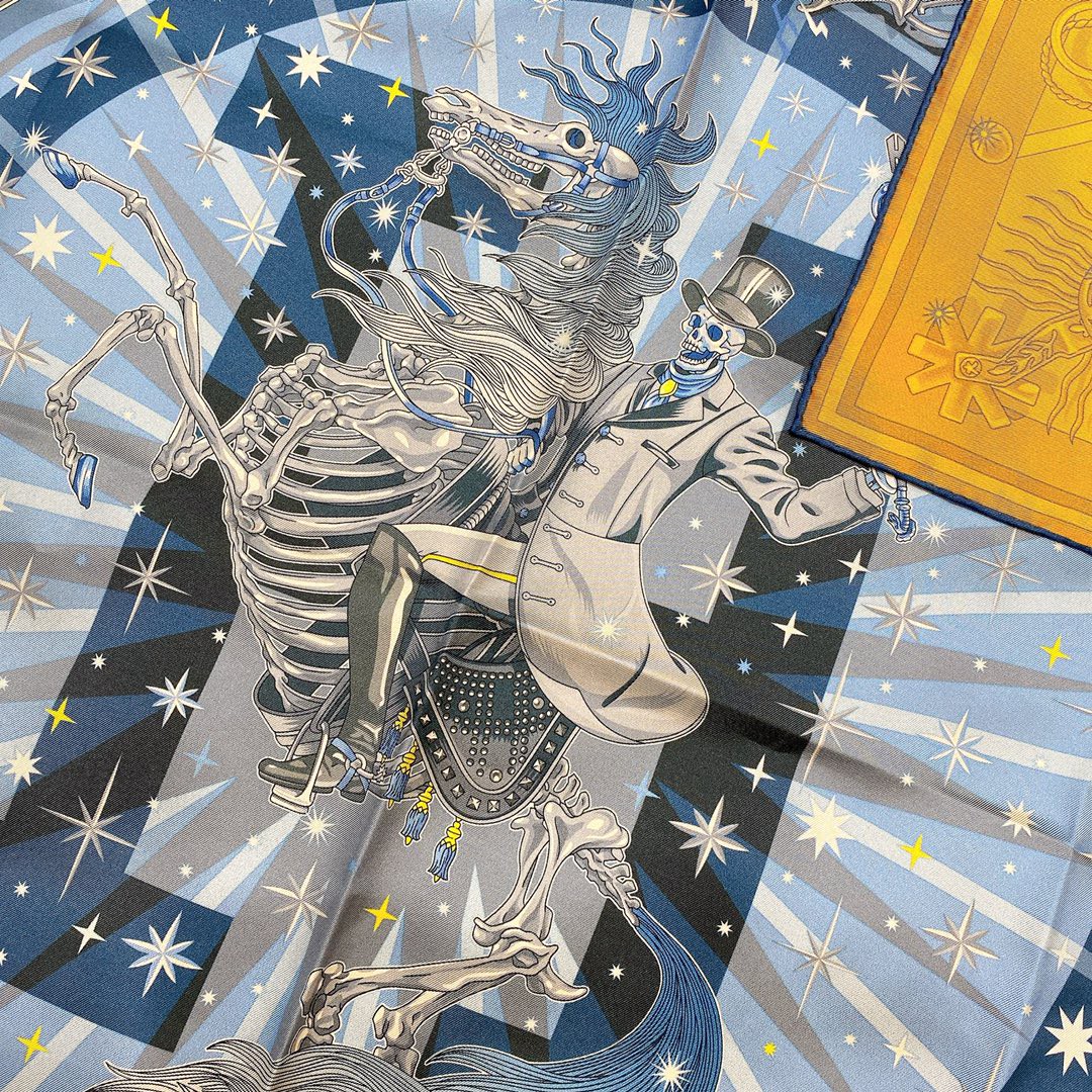 HERMES《 万圣节狂欢双面方巾 》蓝橙色 Size：90x90cm 100%真丝  暗黑图案