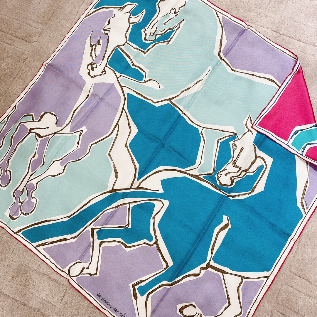 HERMES 《 骏马之舞》双面方巾 红色 Size：90x90cm 100%真丝