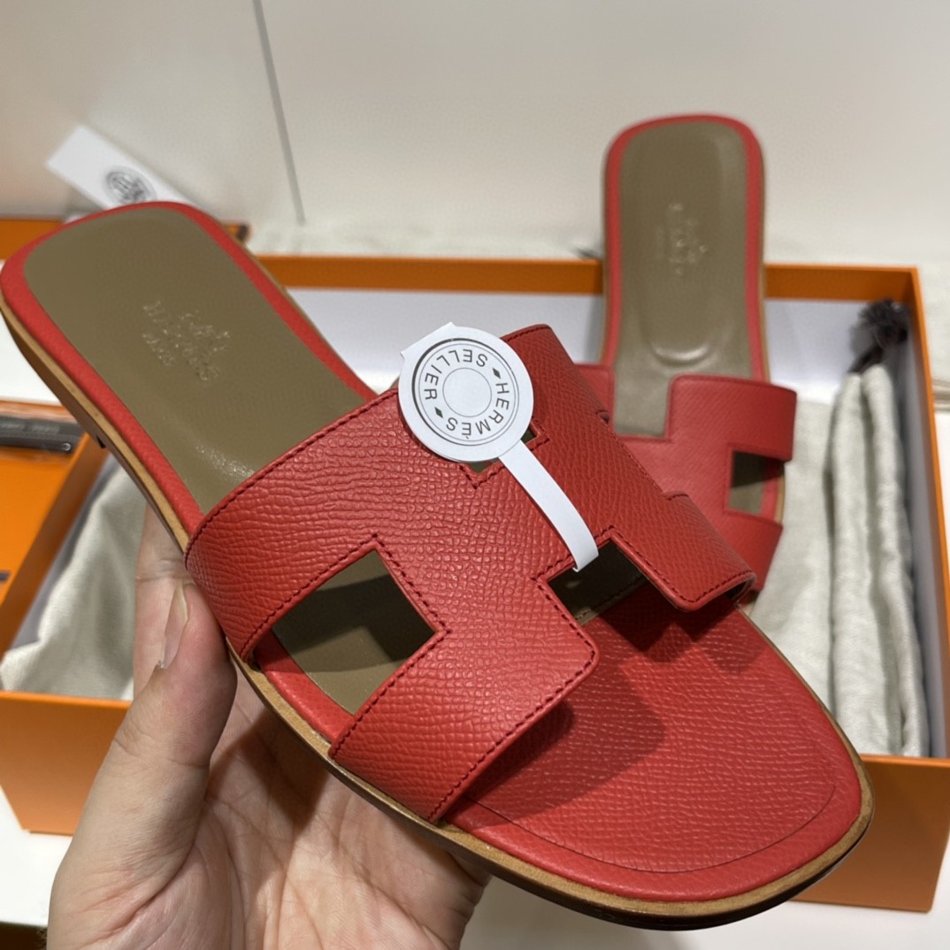 爱马仕 经典款拖鞋 掌纹牛皮 纯手工订制 老师傅工艺 慢工出细活 10天出货  中国红 35-41码 偏小一码  质感你细品 完美