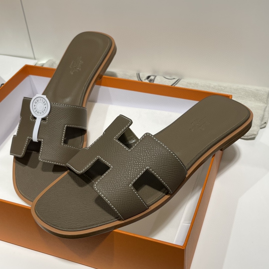 HERMES 爱马仕 经典款拖鞋 掌纹牛皮 纯手工订制 老师傅工艺 慢工出细活 10天出货 大象灰 35-41码 偏小一码  质感你细品 完美