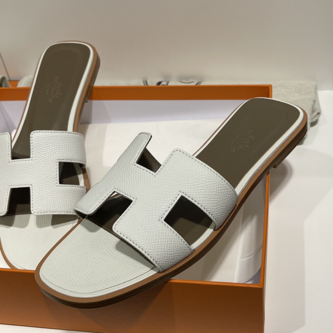 HERMES 爱马仕 经典款拖鞋 掌纹牛皮 纯手工订制 老师傅工艺 慢工出细活 10天出货 白色 35-41码 偏小一码  质感你细品 完美