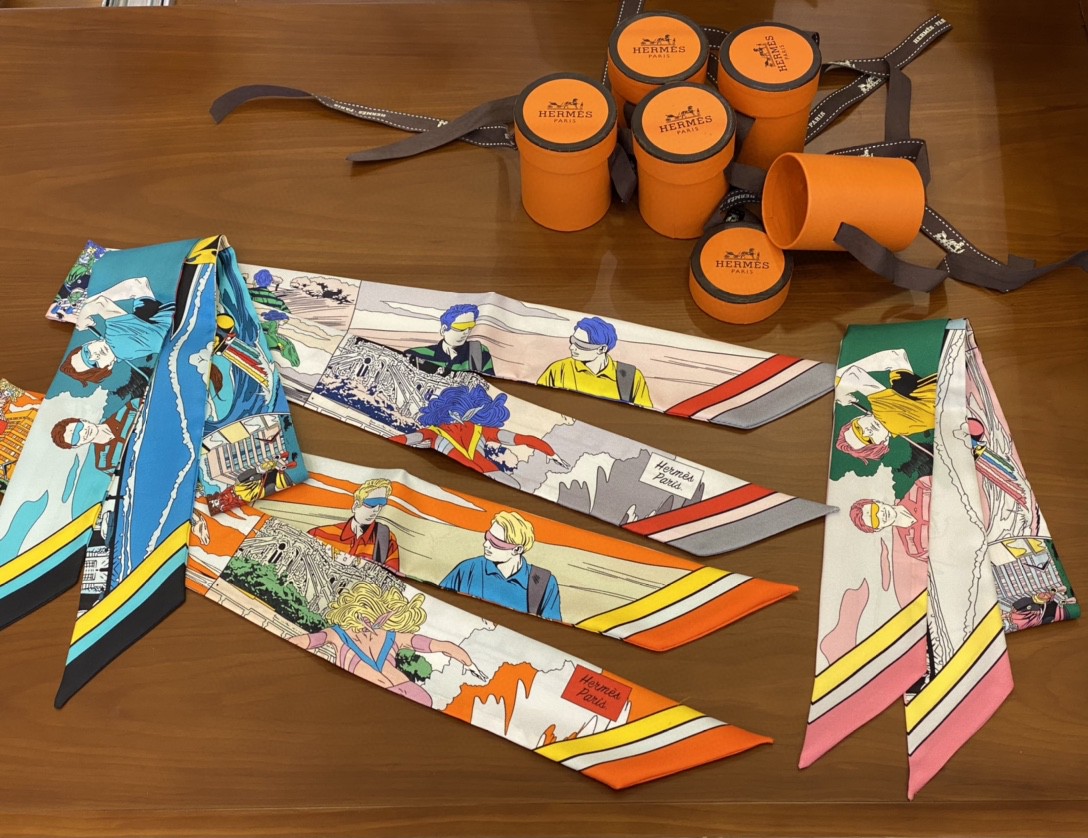 HERMES 爱马仕 小丝巾 最新限量款 真丝斜纹面料 -铂金女王 HERMES 爱马仕 小丝巾 最新限量款 真丝斜纹面料