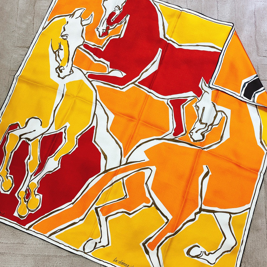 HERMES 《 骏马之舞》双面方巾 黄色 Size：90x90cm 100%真丝