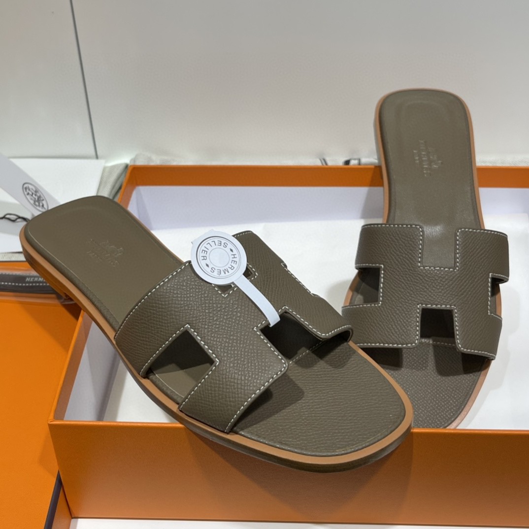 HERMES 爱马仕 经典款拖鞋 掌纹牛皮 纯手工订制 老师傅工艺 慢工出细活 10天出货 大象灰 35-41码 偏小一码  质感你细品 完美