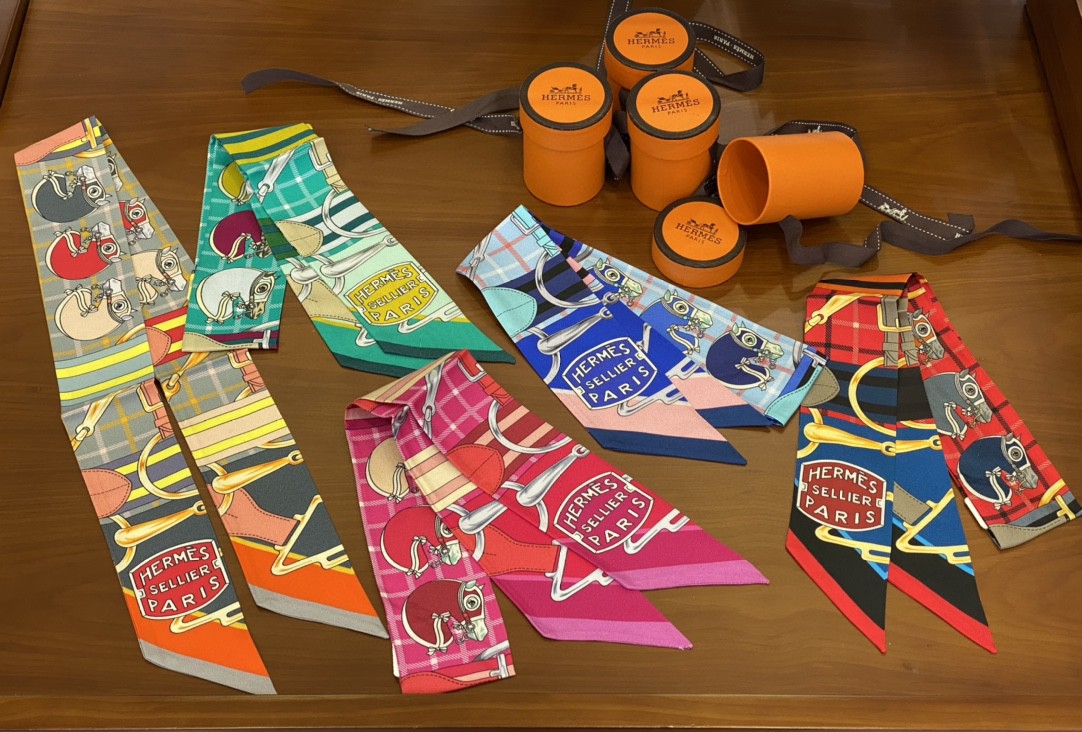 HERMES 爱马仕 小丝巾 最新限量款 真丝斜纹面料 -铂金女王 HERMES 爱马仕 小丝巾 最新限量款 真丝斜纹面料