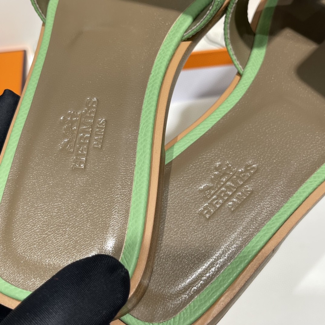 爱马仕 经典款拖鞋 掌纹牛皮 纯手工订制 老师傅工艺 慢工出细活 牛油果绿  35-41码 偏小一码  质感你细品 完美