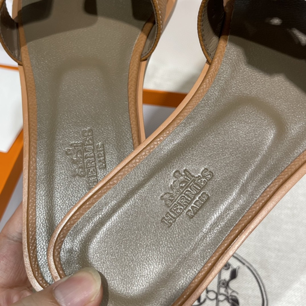 HERMES 经典款拖鞋 掌纹牛皮 纯手工订制 老师傅工艺 慢工出细活 10天出货  土黄 35-41码 偏小一码  质感你细品 完美